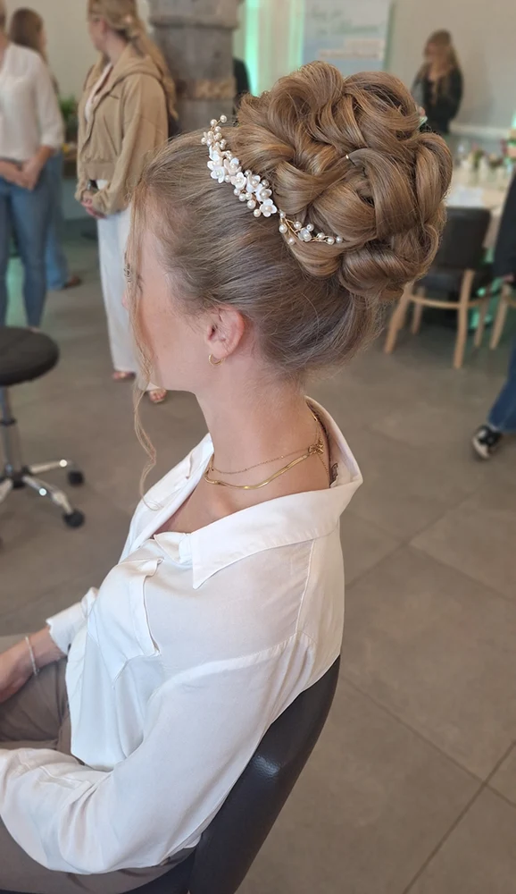 Schlichte Hochsteckfrisur