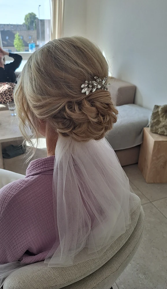 Schlichte Hochsteckfrisur